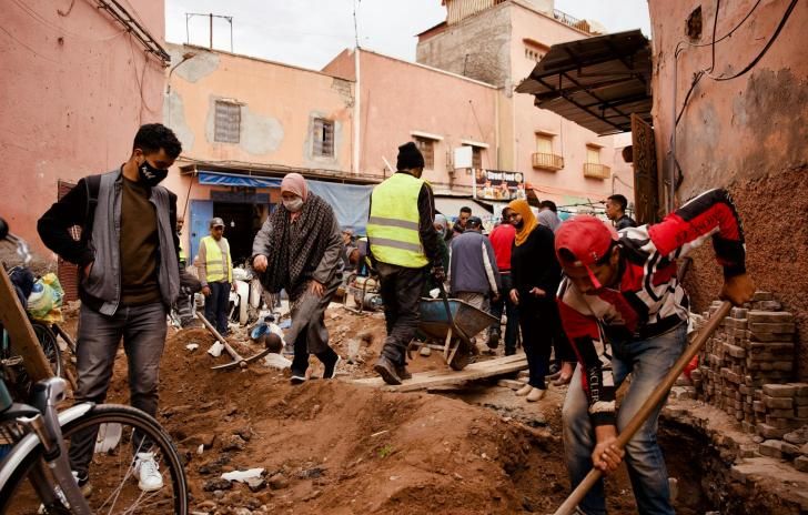 volunteers digging
